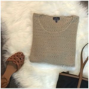 Beige top with short sleeves and gold thread